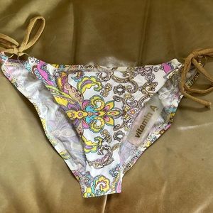NWT Vitamin A paisley bikini bottom - size 8/M